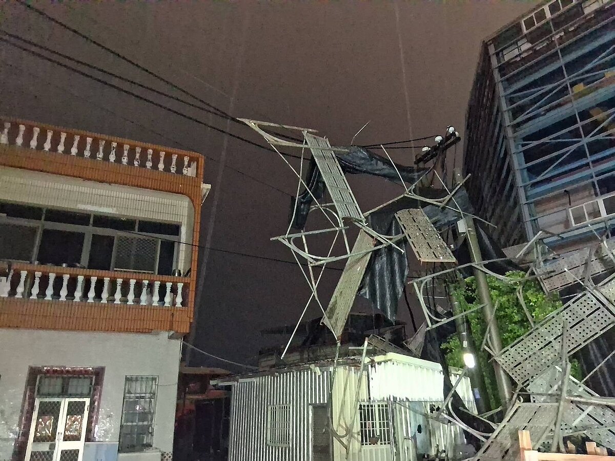 高雄市旗津區一處建築大樓工地不敵大雷雨強風,鷹架應聲倒塌壓毀電線釀成上千戶大停電。圖/聯合報記者巫鴻瑋翻攝