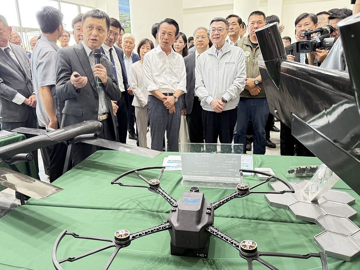 行政院長卓榮泰先前曾到嘉義亞創中心與業者座談,業者介紹最新技術及無人載具。圖/聯合報系資料照