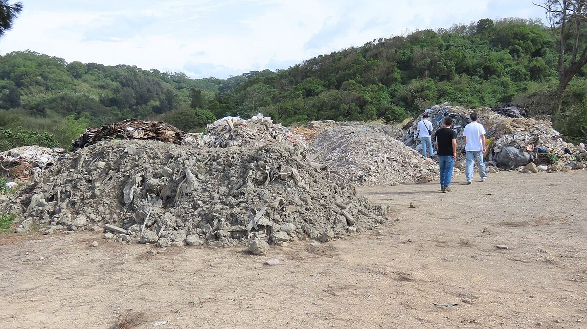 營建廢棄物亂置迭有發生,苗栗縣政府預計下個月辦理土石方資源及營建混合物堆置場標租,處理家庭營建廢棄物分類。圖/聯合報系資料照