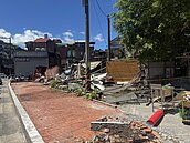 民怨拆違建連一旁社區再造花圃也毀掉　基市府：會協助恢復花圃