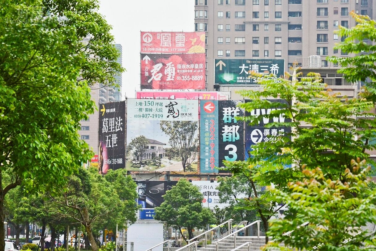 桃園建案廣告帆布群聚照。(好房News記者 陳韋帆/攝影)