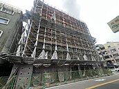 登革熱拉警報？台南知名「危樓」來亞大樓要拆了