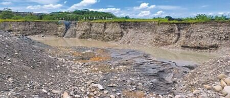 高雄市美濃區近日爆出非法盜採土石案,在吉洋里吉安部落東側,發現一處深約20公尺的「大峽谷」。(林雅惠攝)