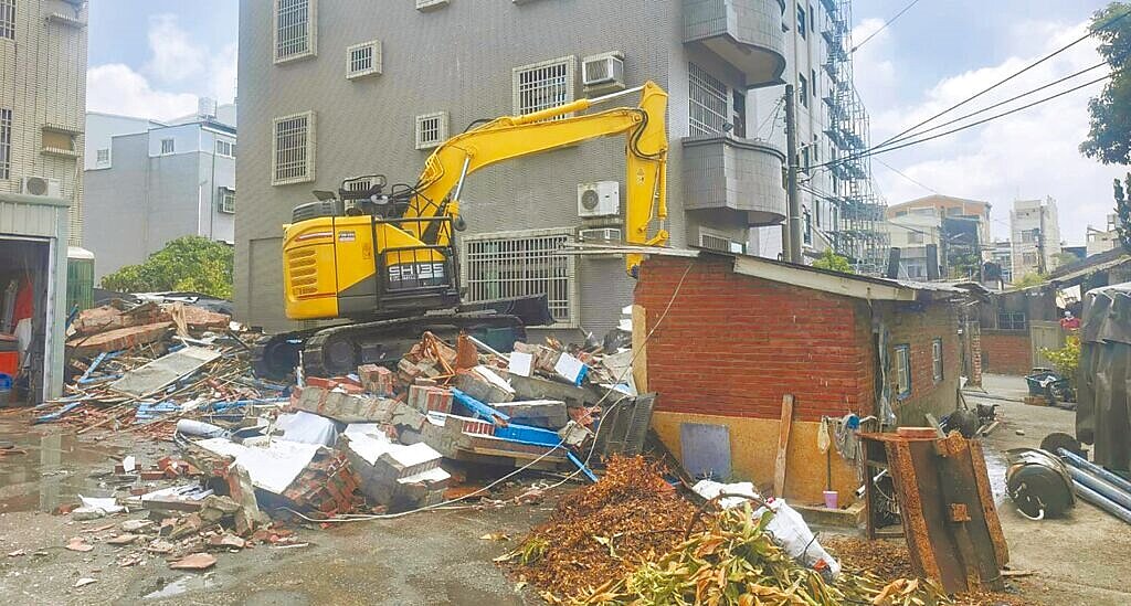 丹娜絲風災迄今1個半月,台南仍有為數不少的房屋尚未修繕,外界擔心恐成登革熱病媒蚊溫床;另有超過200棟房屋決定拆除。圖為工務局於六甲區完成第1戶拆除作業。圖/工務局提供
