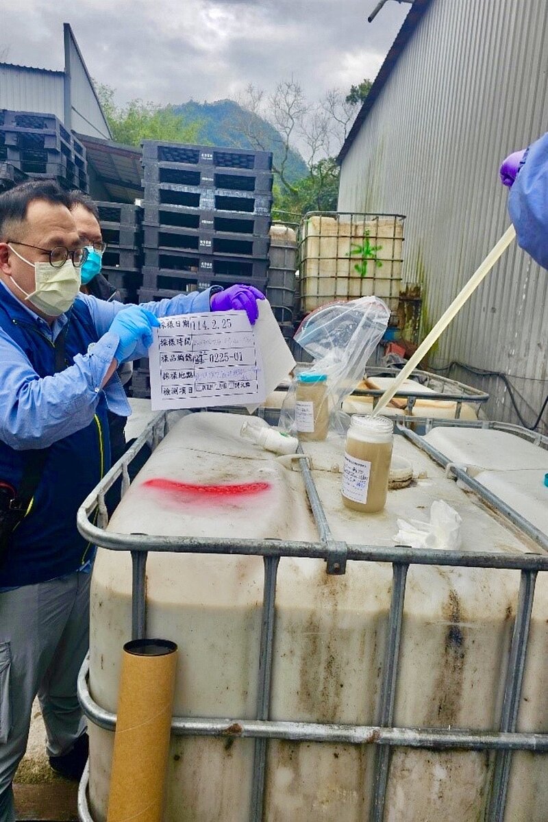 台北市萬芳環保科技公司被控非法清運報廢食品或藥品，將廢液排進景美溪，桃園地檢署指揮專案人員，赴新北市深坑區的非法處理場地查緝。圖／聯合報記者陳恩惠翻攝