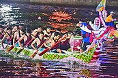 龍舟挑「燈」夜戰　台南運河驚濤拍岸