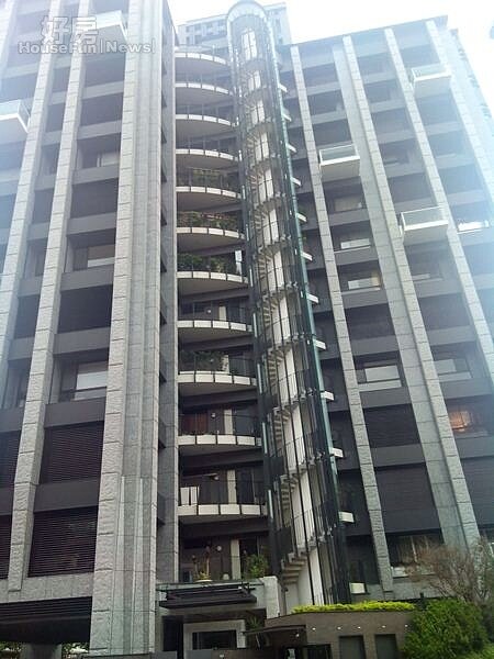 1玻璃欄杆和迴旋圓梯,是「璞園花見」別緻的建築設計。