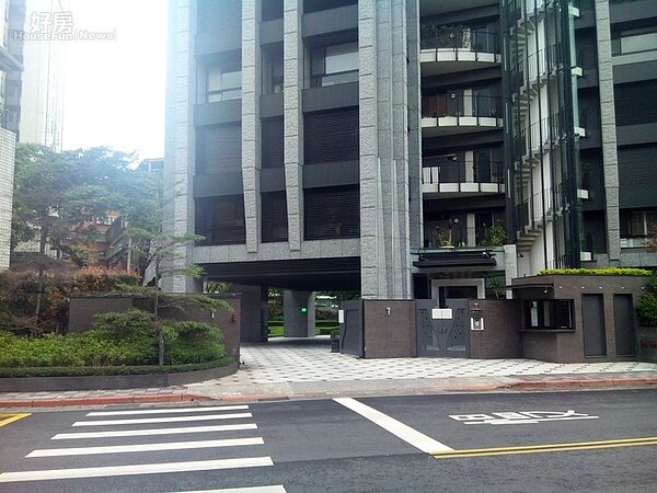 2中山北路六段巷弄內的街道寬敞,外來車輛並不多。