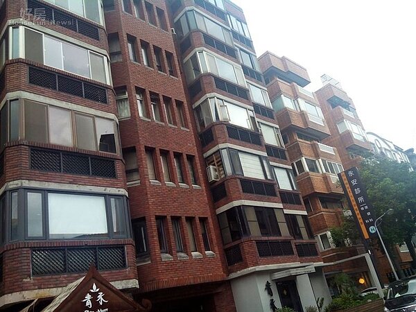 3「璞園花見」正對面的紅磚大樓深具設計感,營造典雅建築風格。