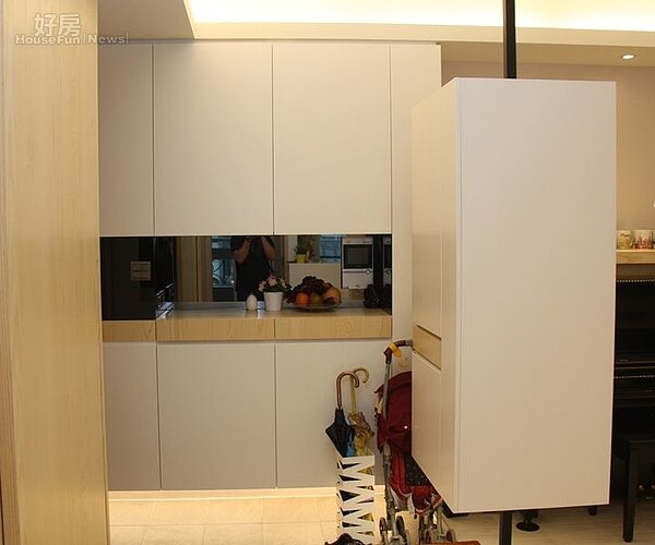 1.以鐵件貫穿的雙面櫃不僅巧妙遮住玄關空間,且又不失空間穿透感。