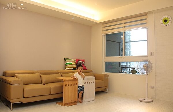 2.客廳捨棄傳統占空間的客廳桌,改以兩張ㄇ字型茶几取代,讓兩個寶貝有更寬敞的活動空間。