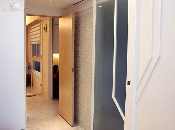 7.主臥室入口與更衣間之間也可見到一面文化石牆面,視覺上與遊戲室入口相呼應。