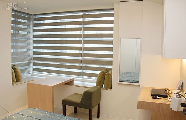 8.主臥室中窗邊包括活動式ㄇ字型木桌、隱藏式梳妝鏡…等皆出自於設計師的巧思。