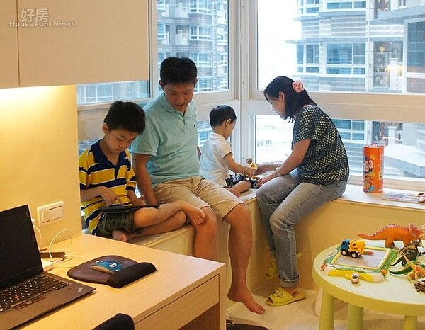 9.遊戲室不僅採光佳、視野也非常棒,週末假日一家四口就會在這裡玩遊戲、玩具享受天倫之樂。