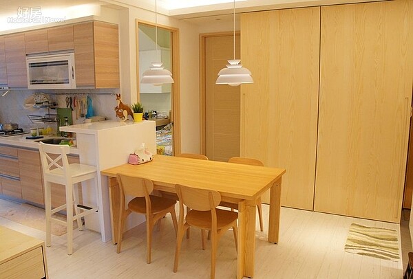 5.廚房入口的小吧台有助於增加空間穿透性,當在廚房忙進忙出時也能清楚客廳動靜。