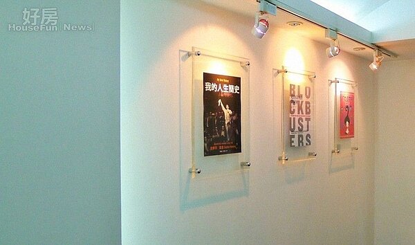 
6.入口處掛著出版新書的封面。