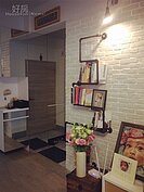 書架是用水管拼接起來的，很有輕工業風。