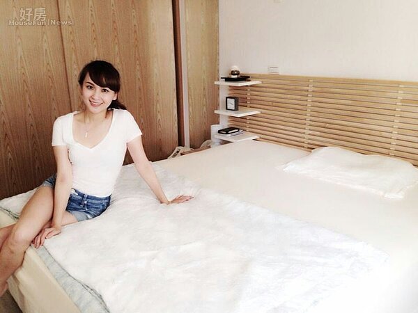 
5.主臥以米白等暖色系為主，平常夫妻倆會輪流陪小孩睡，所以只放一個枕頭。