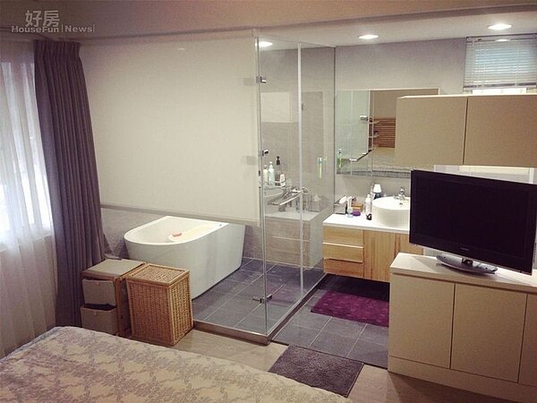 
6.衛浴刻意不做牆，還有電視可以看，相當有情趣。
