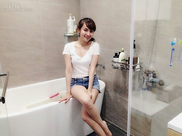 
7.蔡逸帆很滿意主臥的衛浴設計。