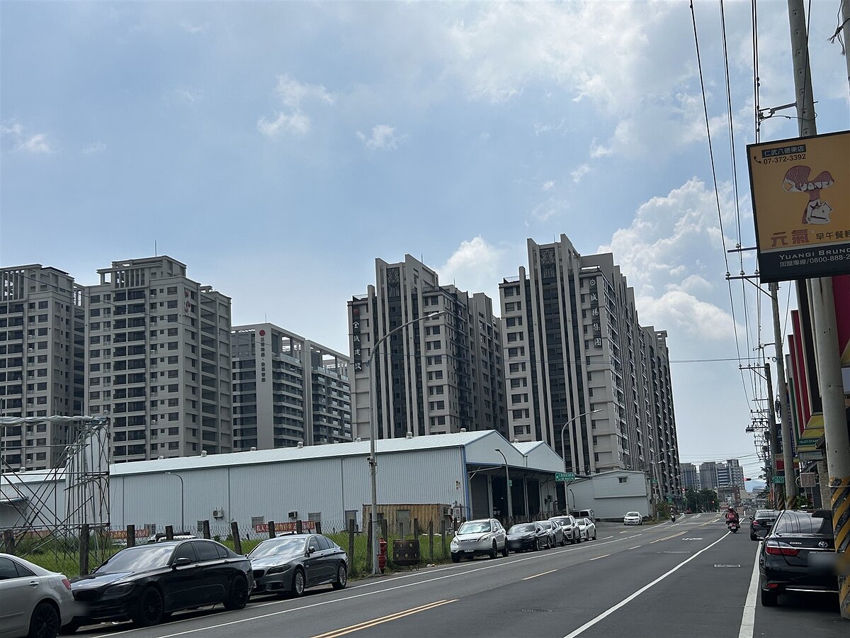 高雄市仁武區總人口突破10萬人，新大樓不斷蓋，人口最多的八卦里人口超過2萬人，啟動里調整計畫。記者徐白櫻／攝影 