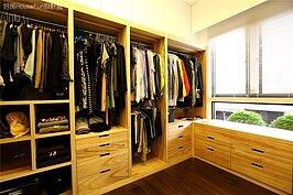 爆炸的衣櫃，一定要打造一間放滿超美衣服的更衣室阿！用木頭材質打造的儲藏空間，讓更衣間充滿清新的感覺。