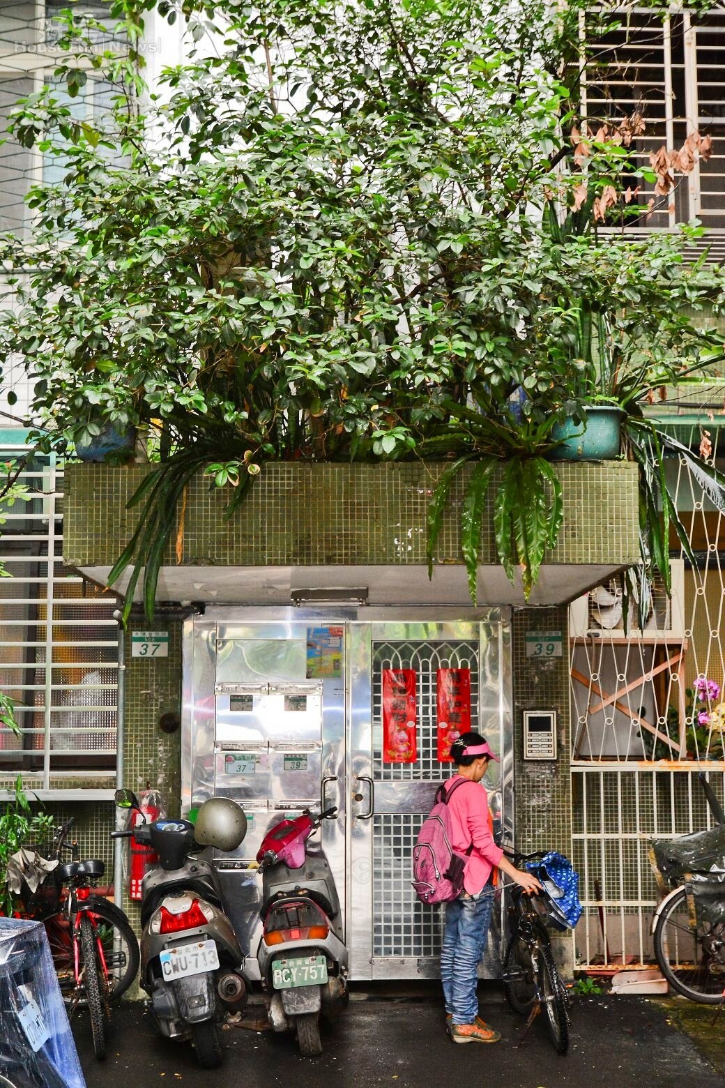 位於承德橋附近的老公寓,住戶在是否裝電梯上意見不一,造成老屋更新的進度受阻。(好房News記者 陳韋帆/攝影)