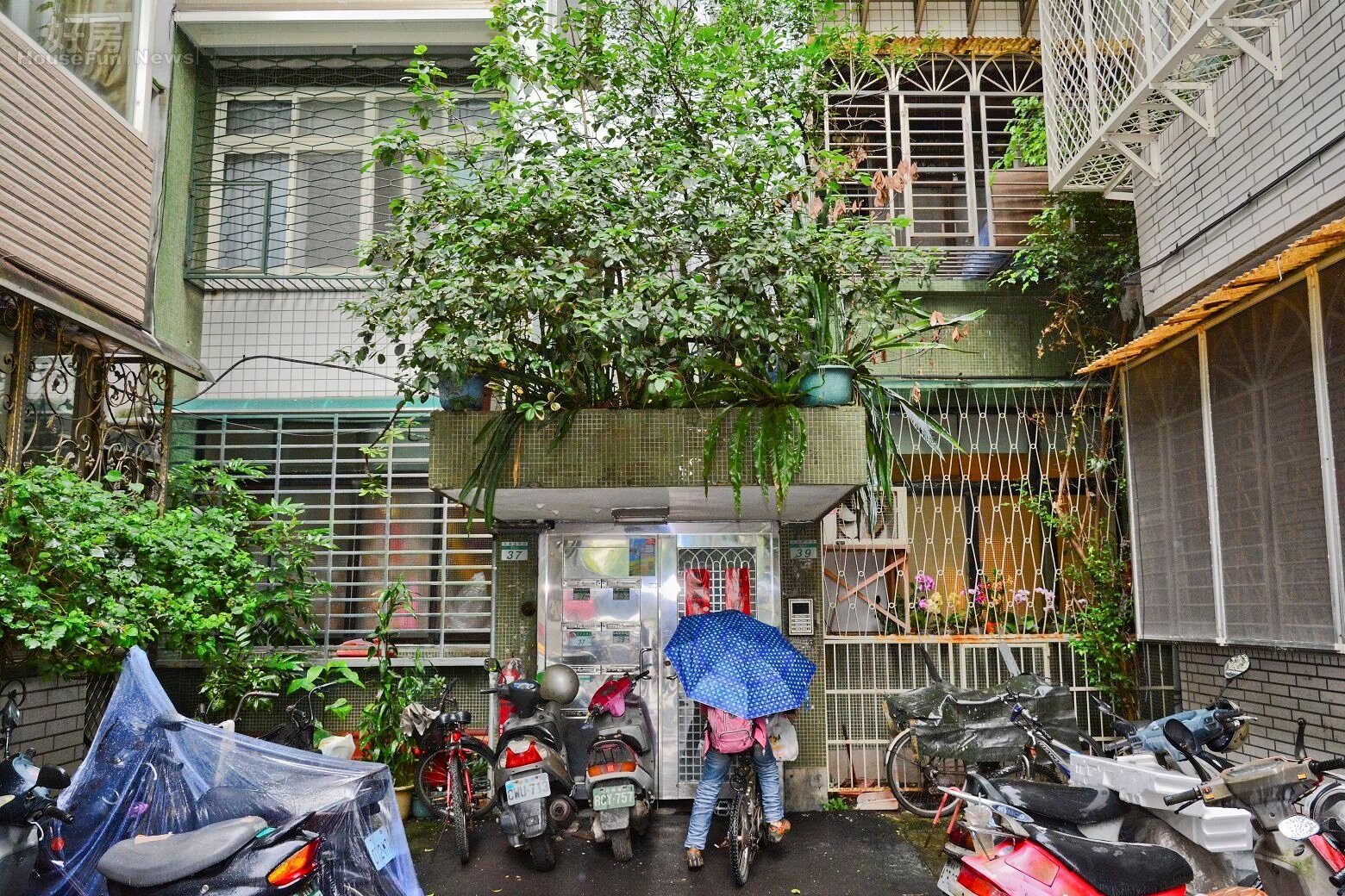 位於承德橋附近的老公寓,住戶在是否裝電梯上意見不一,造成老屋更新的進度受阻。(好房News記者 陳韋帆/攝影)