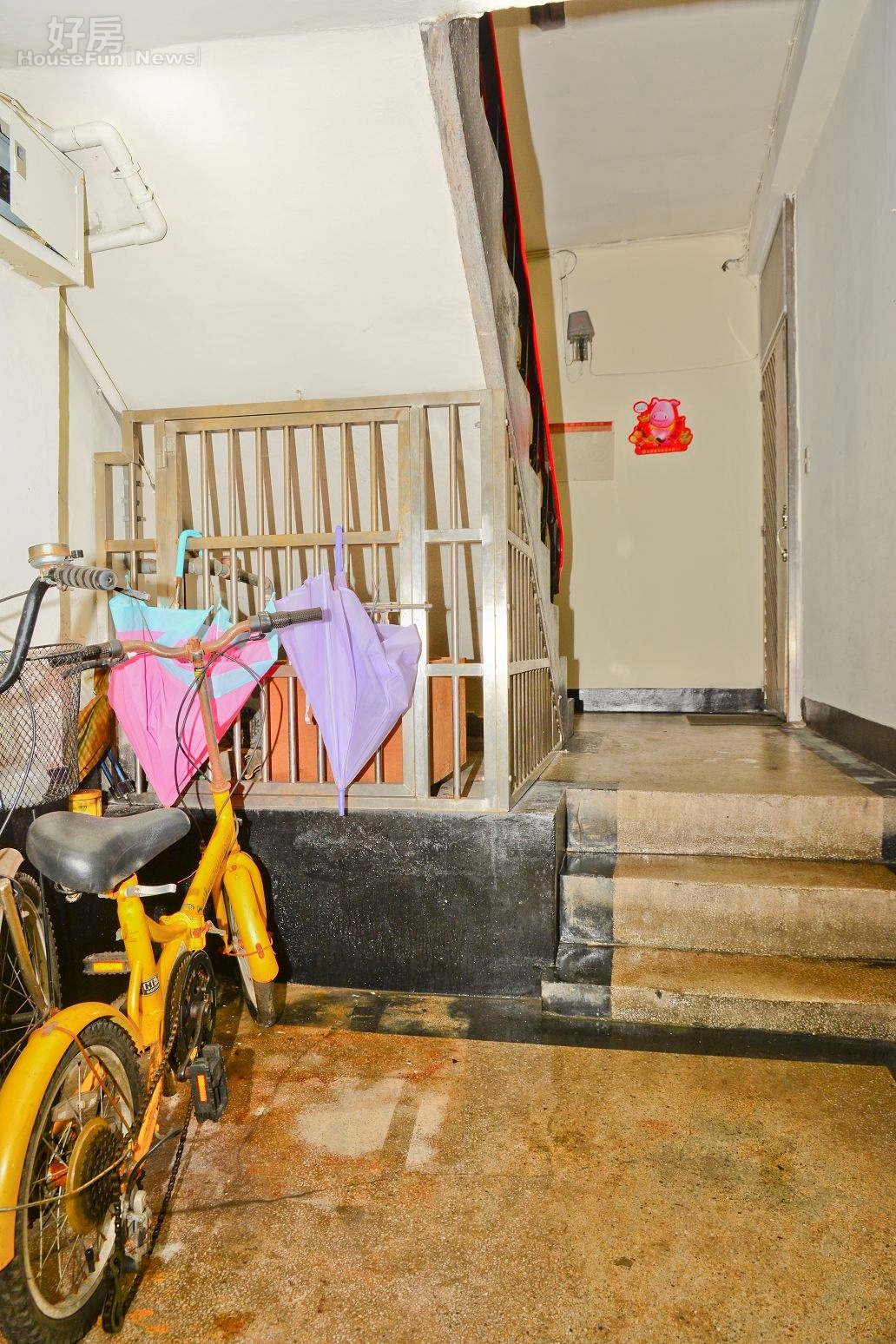 位於承德橋附近的老公寓，只有樓梯沒有電梯，對於年老的居民而言相當不便，且多數老公寓都有在一樓堆放機踏車或其他雜物的習慣，容易造成公安意外。（好房News記者 陳韋帆／攝影）