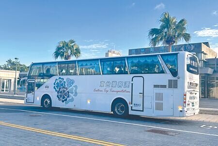 
台東幅員遼闊，市區距離各鄉鎮車程動輒3個小時，因此有客運駕駛夜宿車上。（蔡旻妤攝）
