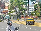 高雄號誌大當機　輕軌倒退嚕停擺