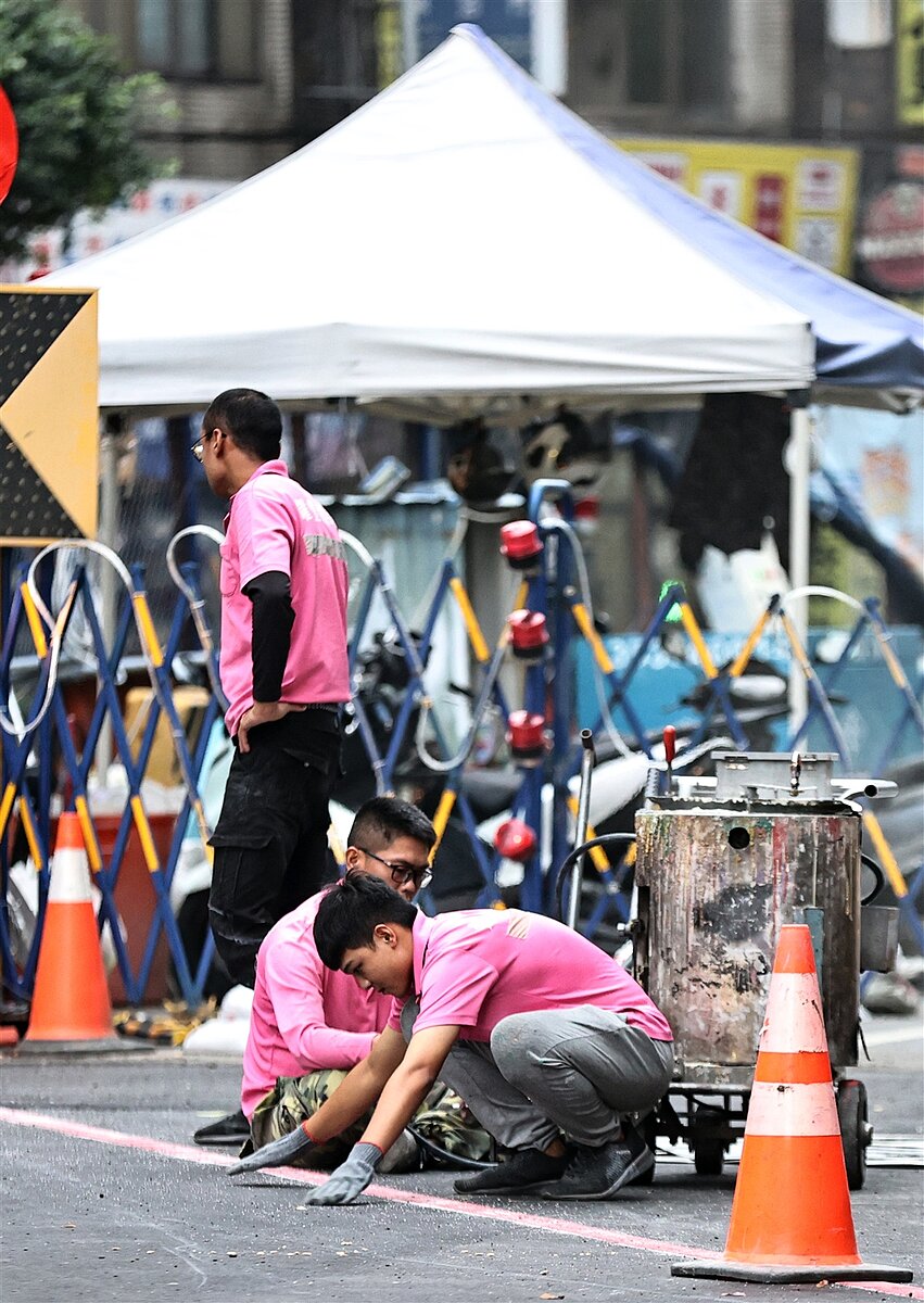 行政院會通過「職業安全衛生法」部分條文修正草案,修正草案分兩大部分,一個是強化工地源頭管理,另一個是新增職場霸凌防治專章。圖為工地現場示意圖。記者杜建重/攝影