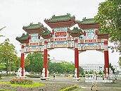 牌樓落漆　南港公園像殯儀館