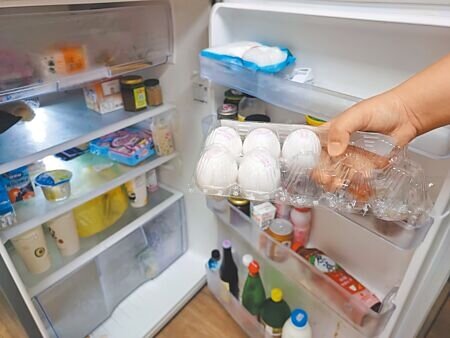 營養師提醒,不同食材各有保存期限與注意事項,例如雞蛋、牛奶等容易腐壞的食物不可放門邊,剛煮好的熱湯不要馬上端進冰箱。(王家瑜攝)