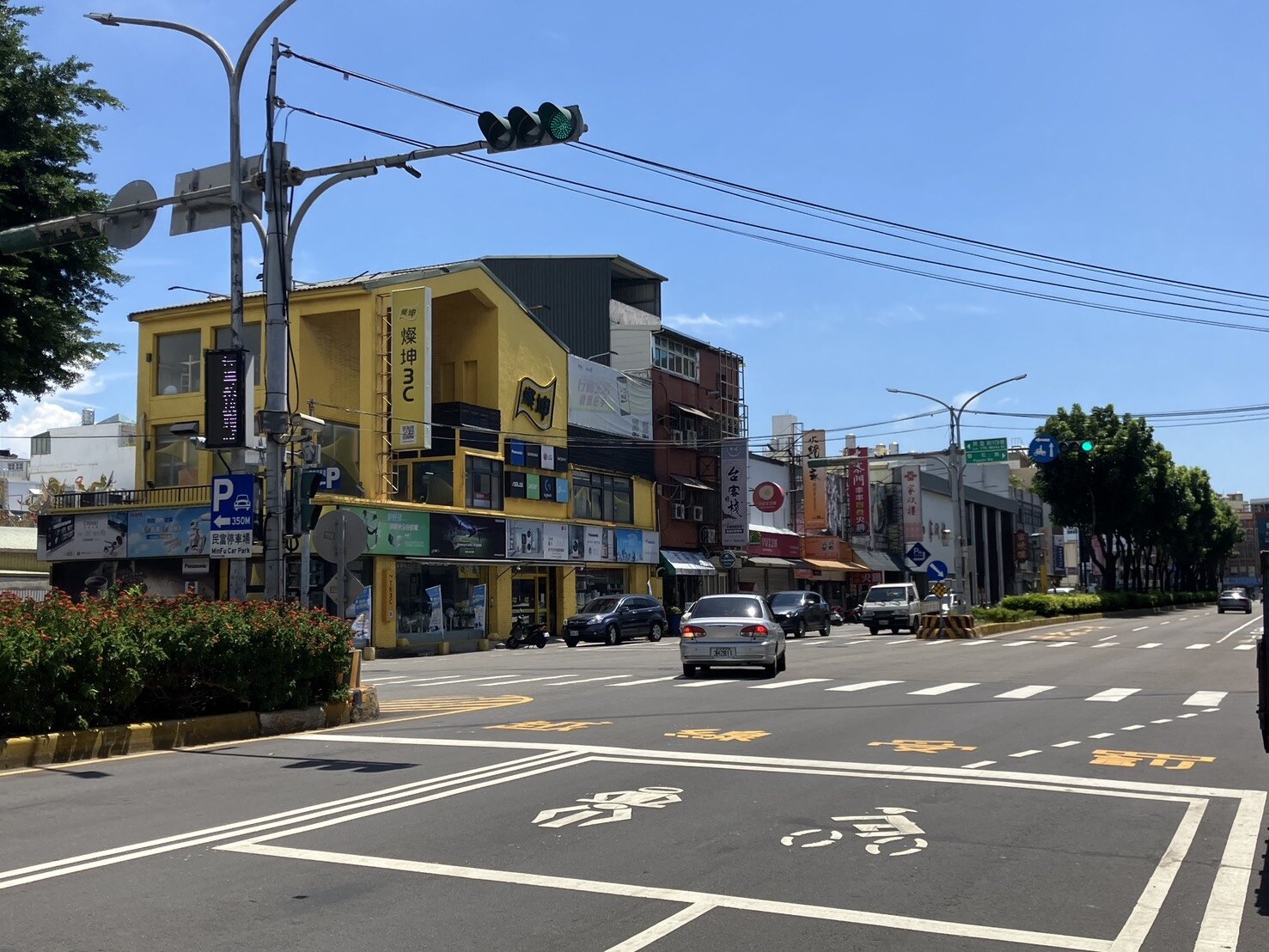 國民黨議員吳旭豐指出,近期接獲民眾反映,經國路二段與與磐石路口號誌不明確,不少家長接送學生時都需違規左轉或冒險迴轉。記者王駿杰/攝影