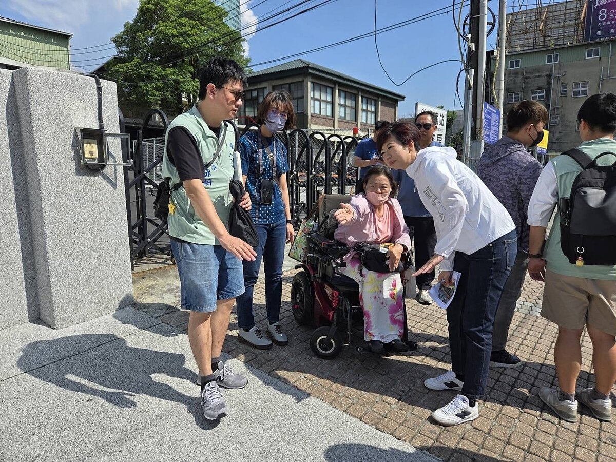 台南火車站前站往地下道的電梯故障,市議員陳怡珍(前右二)會勘時遇到行動不便者陳情。圖/陳怡珍提供