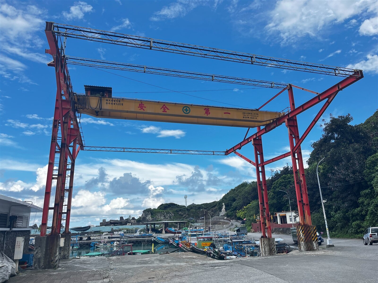 花蓮石梯漁港起重機曾因吊漁船會晃動，後來都不敢使用，縣府將請結構技師公會鑑定。記者王思慧／攝影 