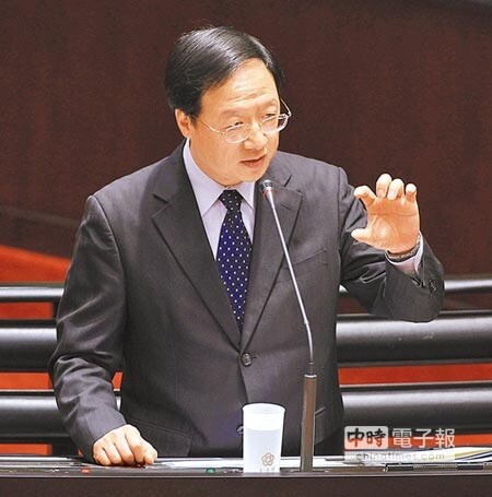 
↑行政院長江宜樺23日赴立院專案報告，強調將納入「海綿城市」的概念，在城市建立滯洪池，而非不斷蓋下水道。（姚志平攝）
 