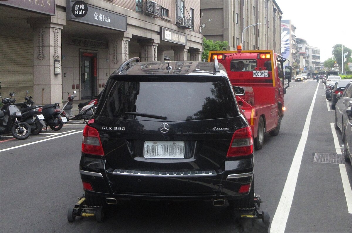 車主注意!新北違停拖吊 9月起試辦「這措施」 針對違停,警察局依法開單告發。圖/新北市政府交通局提供