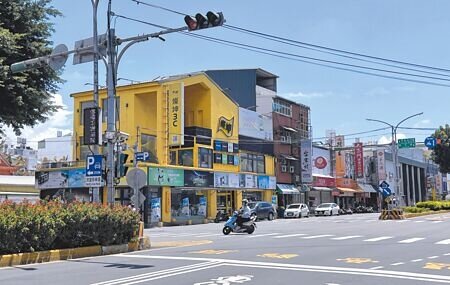 國民黨新竹市議員吳旭豐指出,民眾反映經國磐石路口號誌不明確,導致家長接送學生時,常需違規左轉或冒險迴轉,建議市府重新思考該路口設計。(王惠慧攝)