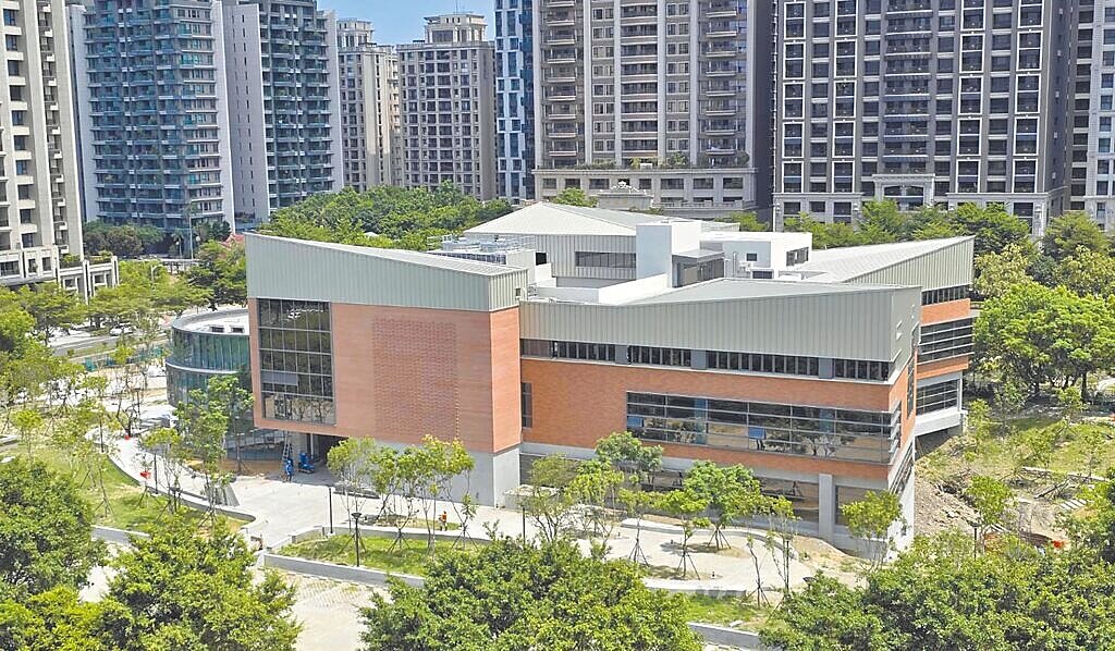 新竹縣總圖鐵皮屋頂採用鋁合金板,先前挨批像鐵皮屋加蓋,優化案初步設計出爐,縣府將於29日舉辦「金屬屋頂立面優化基本設計說明會」。(新竹縣政府提供/王惠慧新竹傳真)