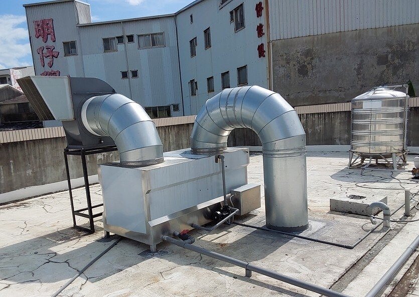 台南市環保局導入 AI 智慧監控系統，可透過電流掌控餐飲店的油煙防制設備是否正常操作並且有確實發揮功能。圖／南市環保局提供
