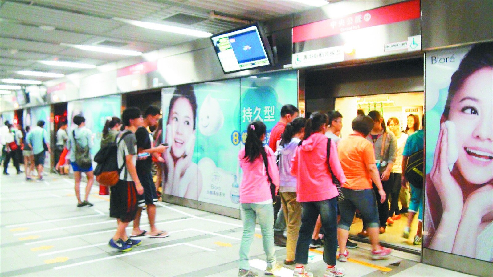 高雄捷運受北捷殺人事件影響,前幾天運量略減,昨天周六人潮恢復,逐漸擺脫北捷殺人事件陰影。 記者謝梅芬/攝影