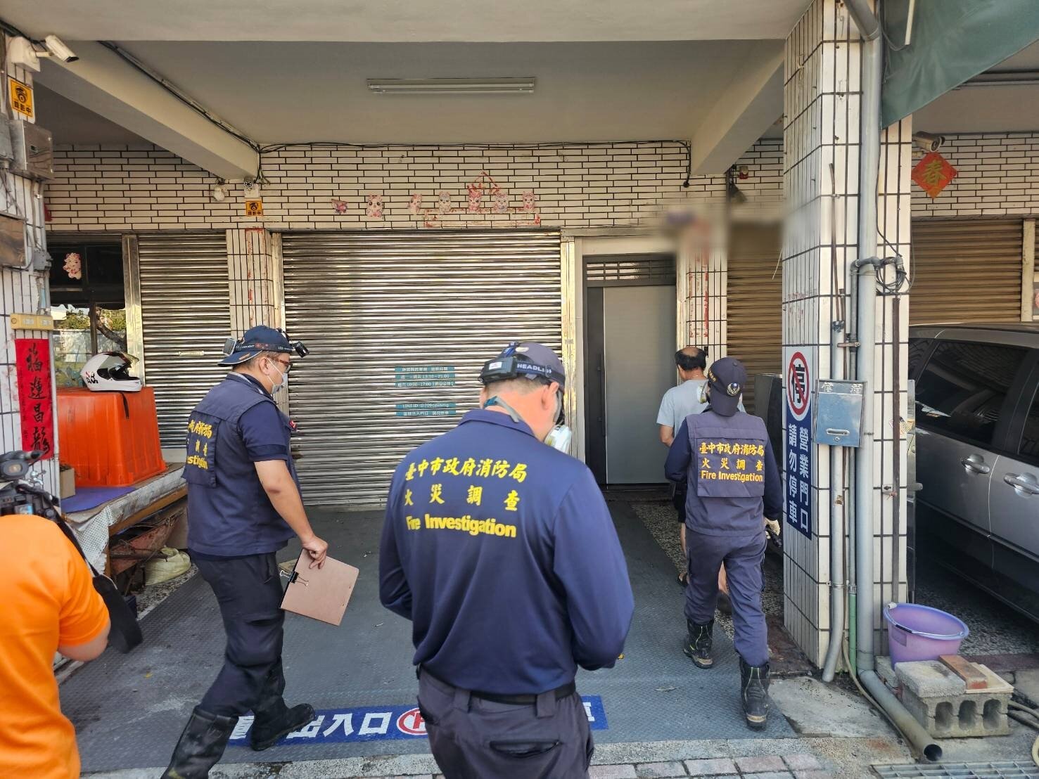 豐原區一棟住宅樓今天凌晨發生大火,一對情侶死在出租套房內,消防火調和警方鑑識人員進入調查。記者游振昇/攝影