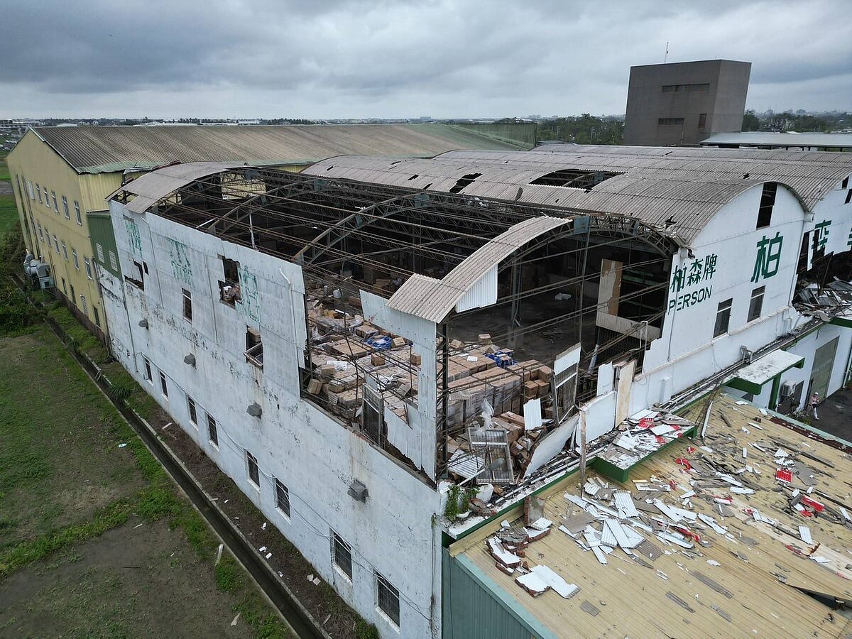 民進黨立委陳亭妃說,石綿瓦廢棄物因其毒性對環境及人體有害,需政府整合資源處理清運。圖/民進黨立委陳亭妃辦公室提供