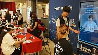 民眾體驗XR實境接軌就業專區。圖／台中市勞工局提供