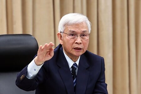 央行總裁楊金龍25日表示,新台幣升值幅度與日韓相比並不誇張,台灣台灣基本面優於日韓,是否降息還等待9月理監事會決定。圖∕本報資料照片