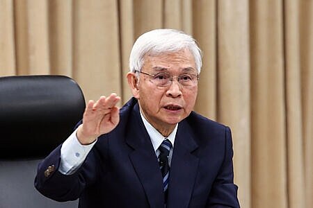 央行總裁楊金龍25日表示,新台幣升值幅度與日韓相比並不誇張,台灣台灣基本面優於日韓,是否降息還等待9月理監事會決定。圖∕本報資料照片