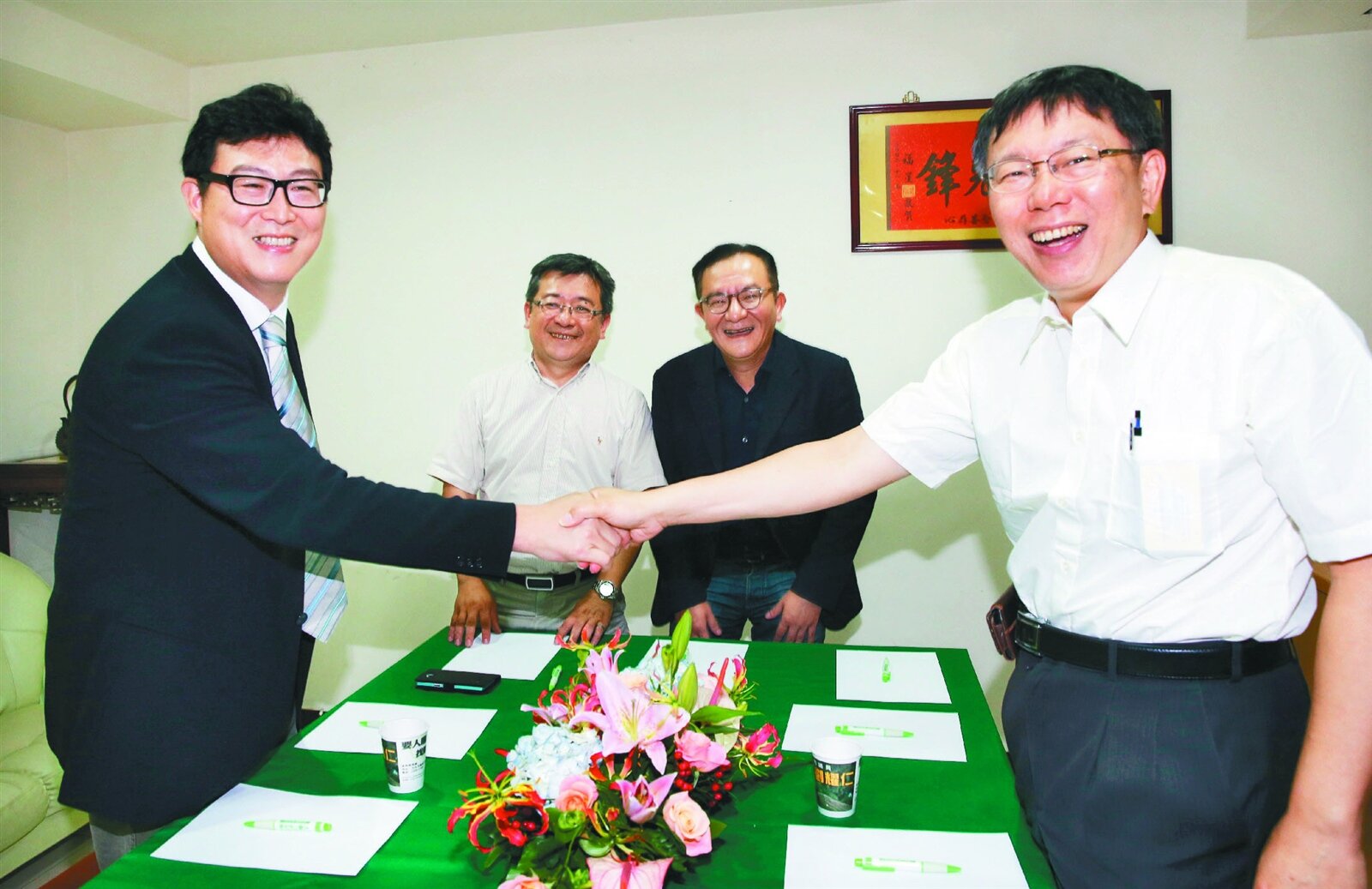 台北市長參選人姚文智（左）、柯文哲（右）昨協調辯論細節和遊戲規則。 記者黃義書／攝影