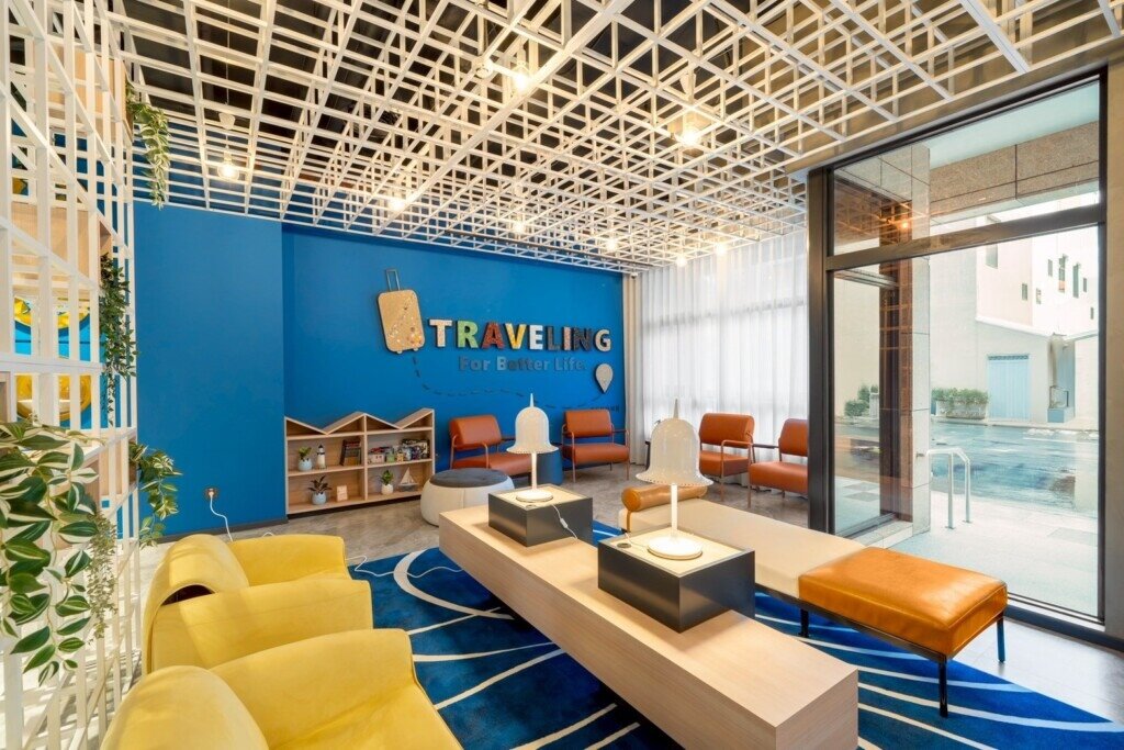 福容徠旅澎湖大廳配色以澎湖海域的藍，沙岸的灰白，玄武岩的黑，象徵夕陽的黃。圖／福容提供